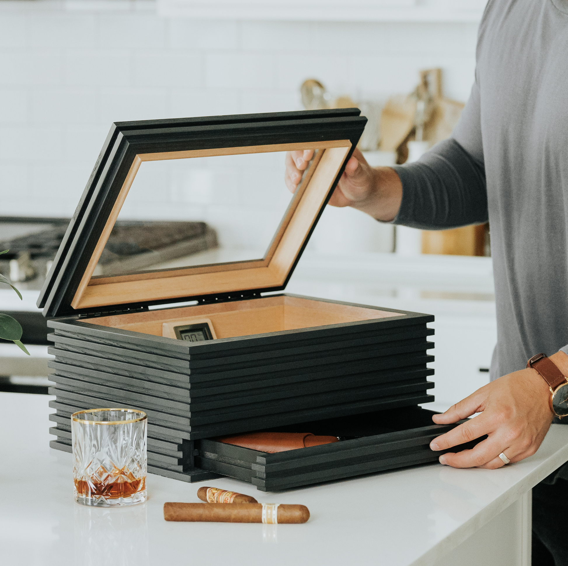 “KOBI Glass Top – The Humidor with Nothing to Hide”
