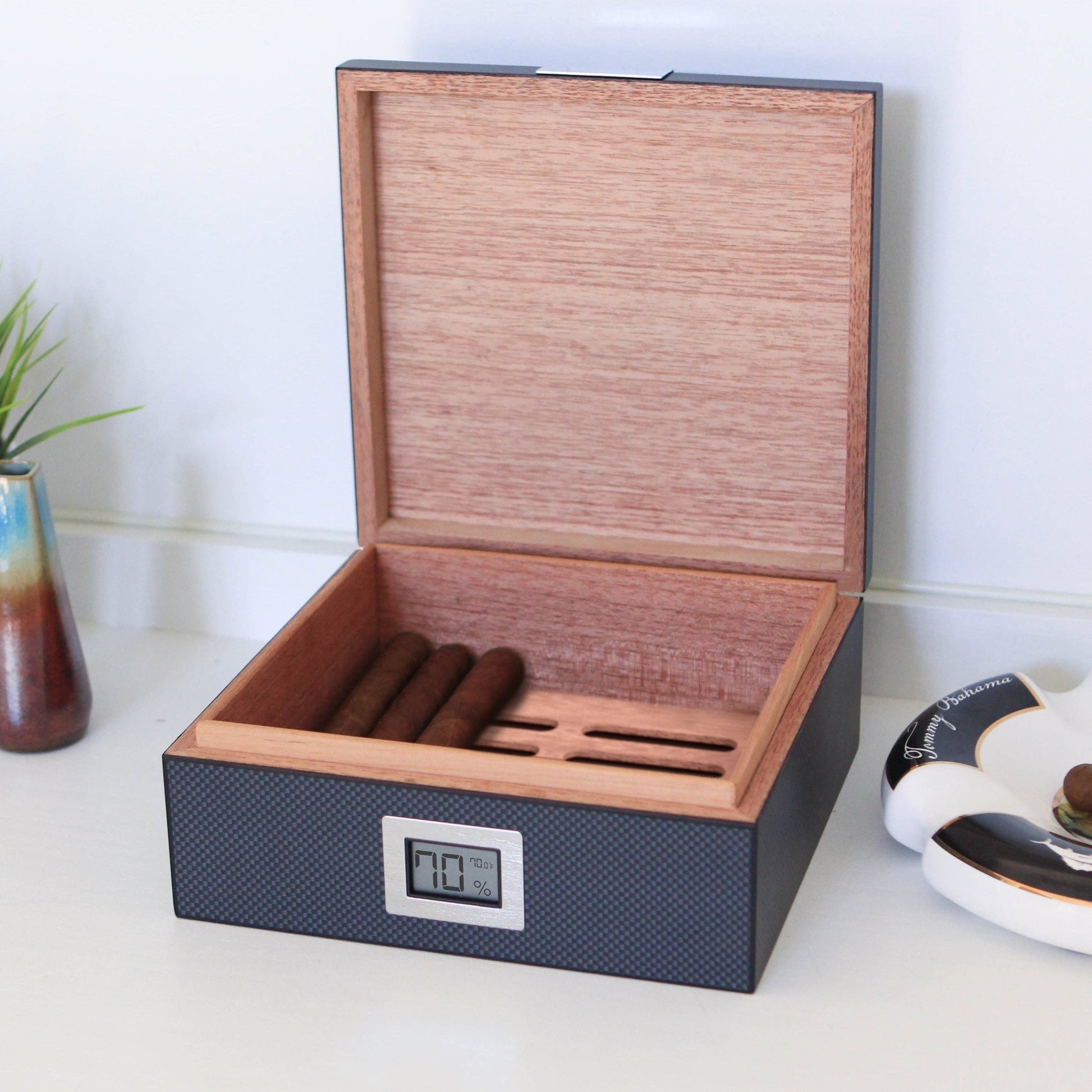 “The Kingston – A Humidor for the Resolute Gentleman” - Carbon Fiber