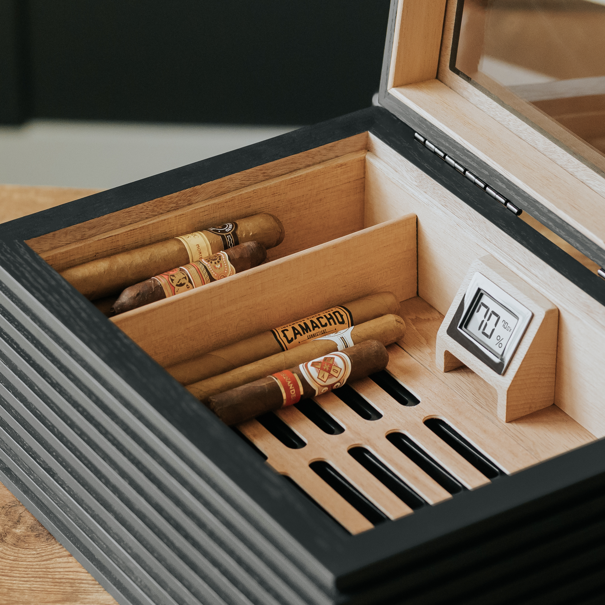 “KOBI Glass Top – The Humidor with Nothing to Hide”